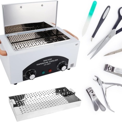 Esterilizador de alta temperatura branco com acessórios de manicure em fundo branco