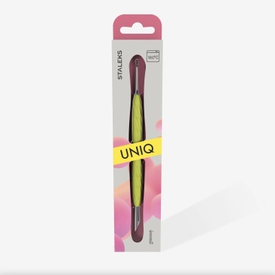 Instrumento com cabo verde em embalagem STALEKS UNIQ com fundo branco e bolhas cor-de-rosa