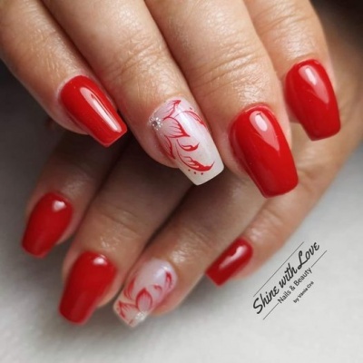Unhas vermelhas brilhantes e unhas com design floral vermelho sobre fundo branco