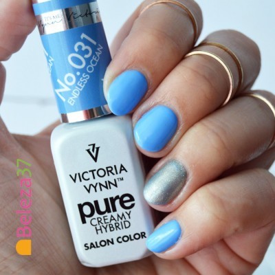 Verniz de unhas Victoria Vynn azul No 031 Endless Ocean e unhas pintadas de azul e prateado
