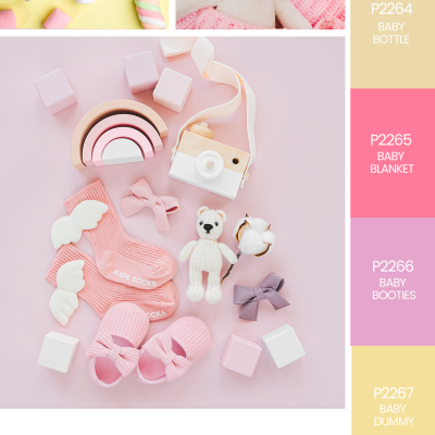 Produtos para bebé, incluindo meias, sapatinhos, brincos, brinquedos e peluches em tons pastéis sobre fundo rosa claro