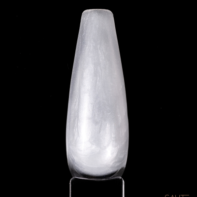 Prego artificial prateado metálico brilhante em fundo preto com texto SAUTE NAILS