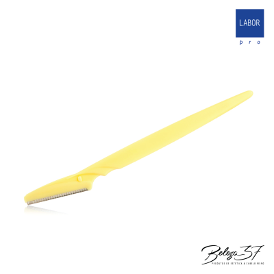 Navalha de corte amarela com lâmina metálica sobre fundo branco