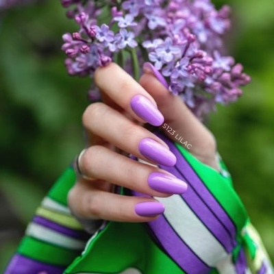 Unhas lilás com flores lilases e manga verde, branca e roxa