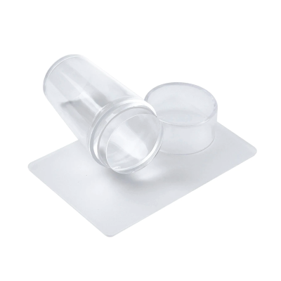 Dois copos de plástico transparentes sobre superfície branca