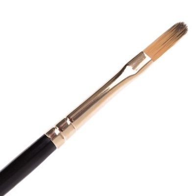 Pincel de pintura com cabo preto e cerdas castanhas finas