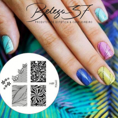 Mão com unhas coloridas decoradas e placas de estampas para unhas.
