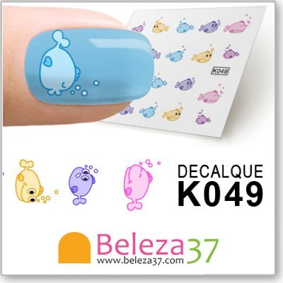 Unha azul com decalque de peixe azul e cartela com decalques coloridos de peixes e texto DECALQUE K049