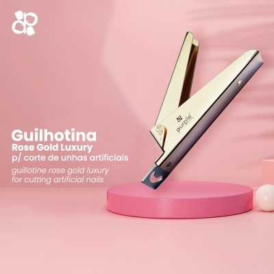 Guihotina rose gold para unhas artificiais sobre suporte rosa