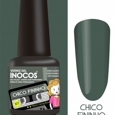 Frasco de verniz gel Inocos na cor Chico Fininho com rótulo ilustrado e unha artificial verde escura.