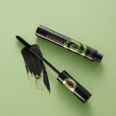 Máscara para pestanas 4D EXTENSION VOLUME com aplicador e traço preto sobre fundo verde