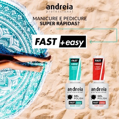 Produtos de gel polish andreia professional Fast + easy Base Coat e Top Coat na areia junto a toalha mandala azul e branco e pés na praia