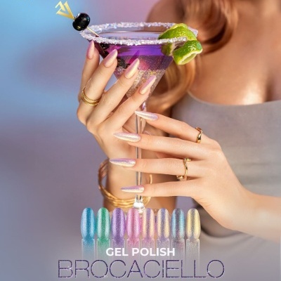 Unhas com verniz gel multicolorido segurando um copo de cocktail decorado, com texto promocional da coleção de verniz gel BROCACIELLO da Victoria Vynn.
