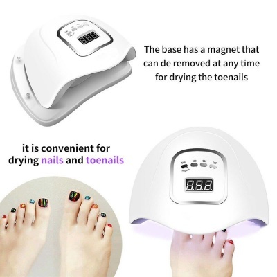 Secador elétrico branco para unhas com visor digital e mãos e pés pintados.