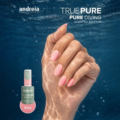 Mão com unhas pintadas cor-de-rosa cintilante e verniz Andreia Professional True Pure PV5