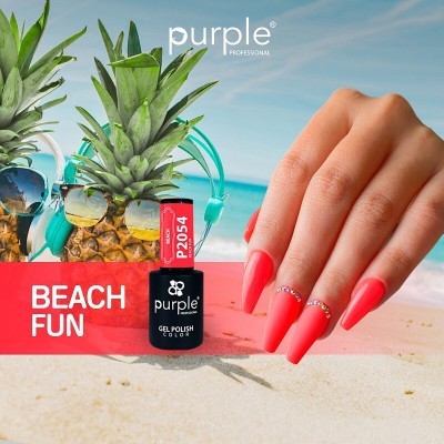 Frasco de verniz gel purple P.2054 e mão com unhas coral na areia da praia, ananases com acessórios coloridos ao fundo