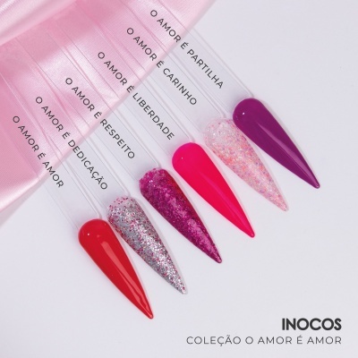 Seis amostras de verniz para unhas coloridas e com glitter, texto com frases de amor, fundo branco e fita rosa.