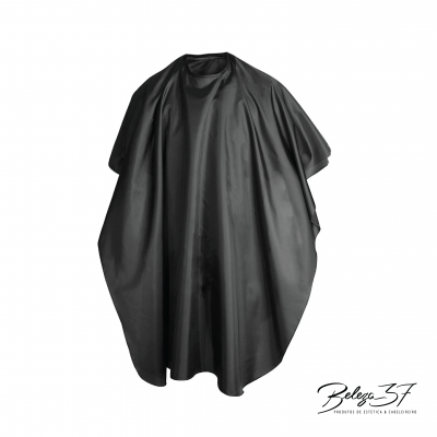 Capa preta brilhante para cabeleireiro com gola ajustável sobre fundo branco