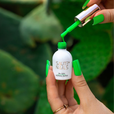 Verniz de unhas verde fluorescente SAUTE NAILS No. 5255 FESTIVAL OUTFIT com aplicação em unhas compridas verdes.