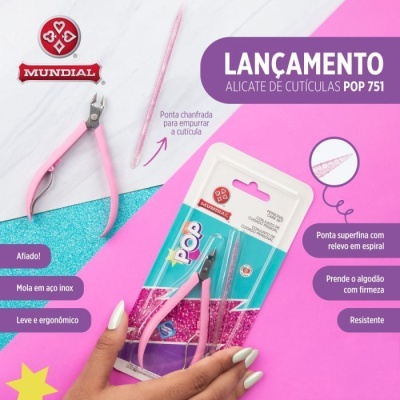 Alicate de cutículas rosa da Mundial POP 751 embalado com espátula rosa sobre fundo colorido