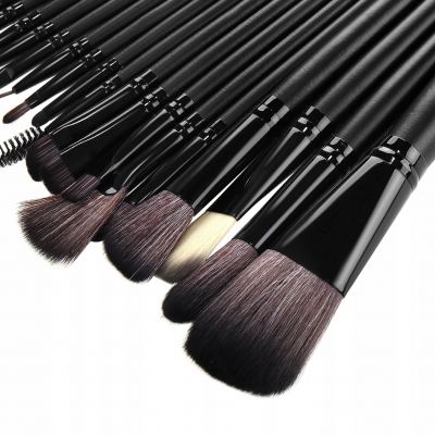 Conjunto de pincéis de maquilhagem com cabo preto e cerdas variadas