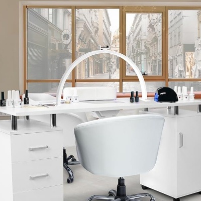 Mesa branca de manicure com cadeira branca junto a janelas grandes