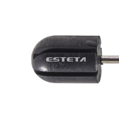 Peça preta com escrita ESTETA em fundo branco