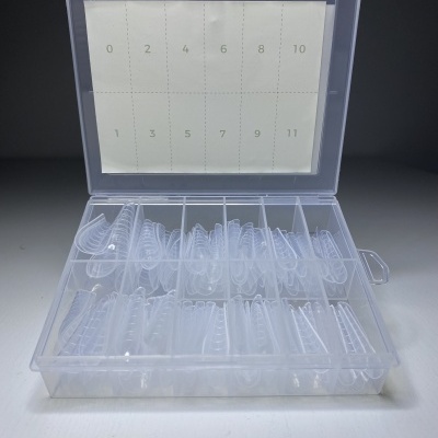 Caixa organizadora transparente de plástico com pequenos objetos e papel numerado na tampa