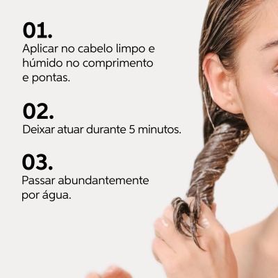 Instruções para aplicar produto no cabelo, com mão enrolando cabelo molhado castanho claro