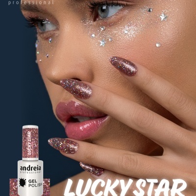 Mulher com unhas pintadas em verniz gel castanho com purpurinas, rosto com glitter e estrelas e verniz 'Lucky Star' Andreia Professional