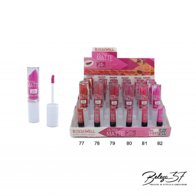Batons líquidos ultra matte Leticia Well em vários tons, embalagem transparente com tampa branca, expostos em caixa rosa e branca