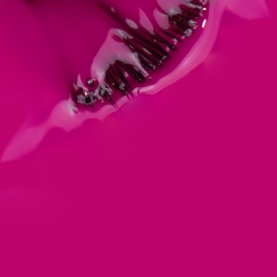 batom líquido cor rosa vibrante com textura cremosa e brilhante