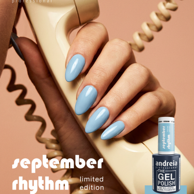 Esmalte de unhas em gel azul claro com mão segurando telefone retro