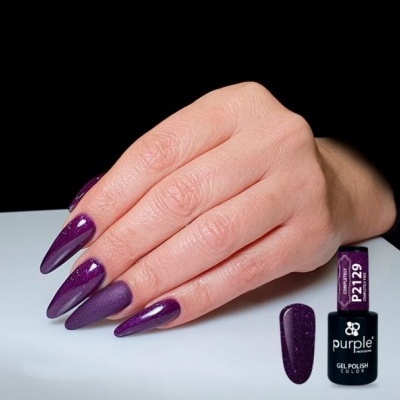 Unha feminina com verniz gel roxo cintilante e frasco de verniz Purple Professional P2129