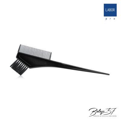 Pente preto com cerdas duplas e cabo longo sobre fundo branco com logos