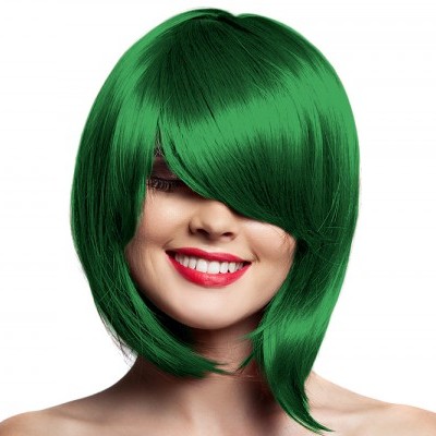 Mulher com cabelo verde e sorriso em fundo branco