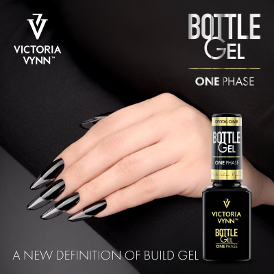 Frasco de gel para unhas Victoria Vynn Bottle Gel One Phase e mão com unhas pretas brilhantes