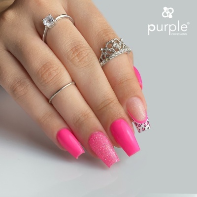 Mãos femininas com unhas decoradas em tons de rosa e anéis prateados, com logótipo purple PROFESSIONAL