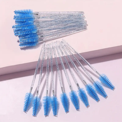 Escovas de limpeza com cerdas azuis e cabo transparente em fundo rosa