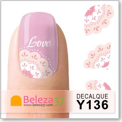 Adesivo para unhas com padrão de renda rosa e branco e texto Love em unhas