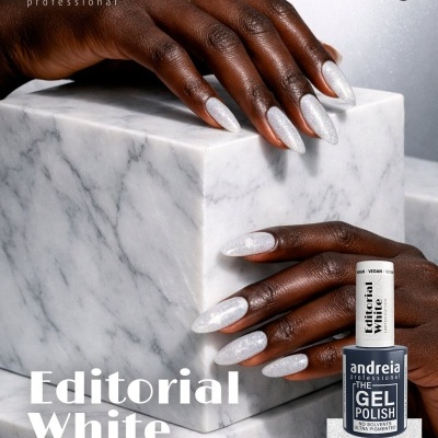 Verniz gel andreia professional Editorial White edição limitada com unhas pintadas e blocos de mármore.