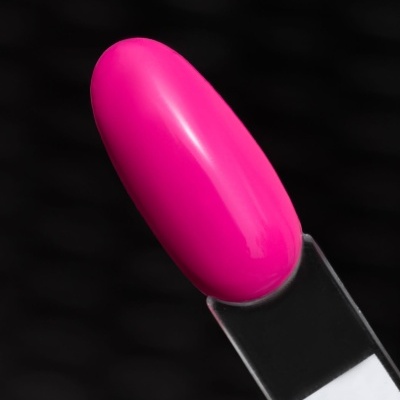 Amostra de verniz rosa fúcsia numa espátula transparente com fundo escuro