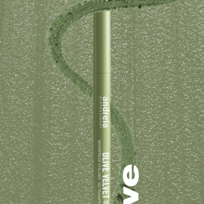 Caneta de maquilhagem verde oliva 'andreia professional OLIVE VELVET' sobre fundo verde texturizado