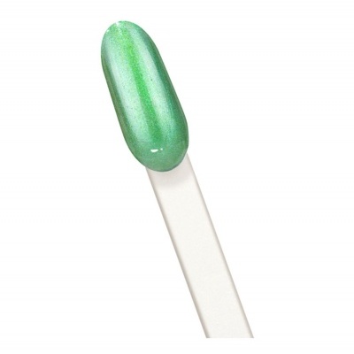Unha com verniz verde metálico numa lixa de unhas branca