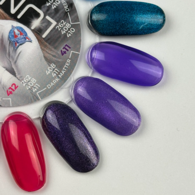 amostras de verniz para unhas em várias cores junto a cartão redondo com texto