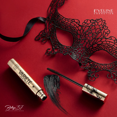 Máscara de pestanas Variete Eveline Cosmetics com máscara preta decorativa em renda num fundo vermelho