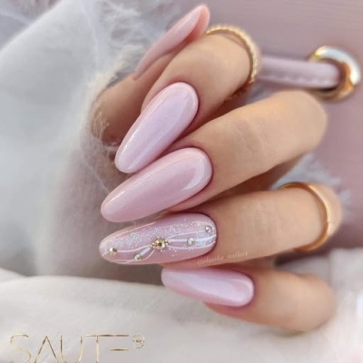 Unhas rosa com decoração e logo SAUTE NAILS