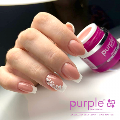 Manicure francesa com decoração floral e frasco de gel para unhas Purple Professional