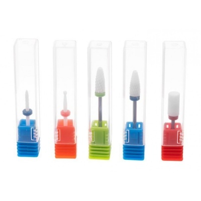 Cinco fresas para manicure de cerâmica em embalagens plásticas transparentes