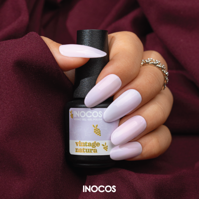 Frasco de verniz gel INOCOS vintage natura com unhas pintadas lilás claro